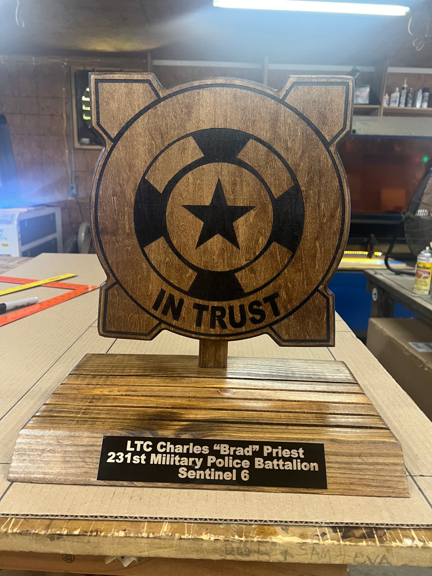 CUSTOM IMAGE / LOGO HAT & CHALLENGE COIN STAND